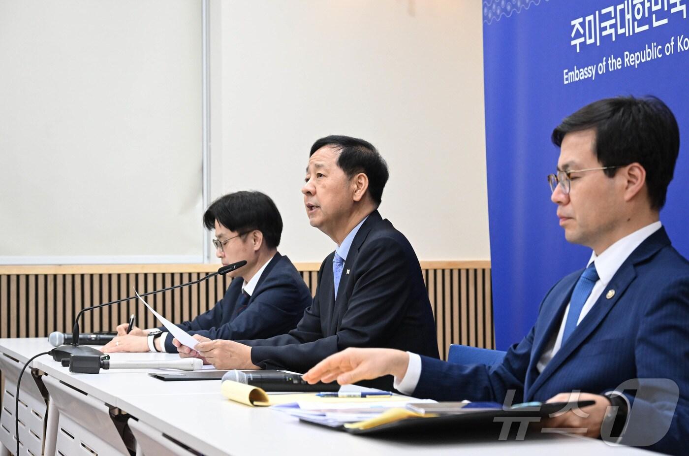 구윤철 경제부총리 겸 기획재정부 장관이 31일&#40;한국시간&#41; 미국 워싱턴D.C. 주미대한민국대사관에서 김정관 산업통상자원부 장관, 여한구 산업부 통상교섭본부장과 함께 한국과 미국 간 통상협의 결과 발표를 하고 있다. &#40;기획재정부 제공. 재판매 및 DB 금지&#41; 2025.7.31/뉴스1