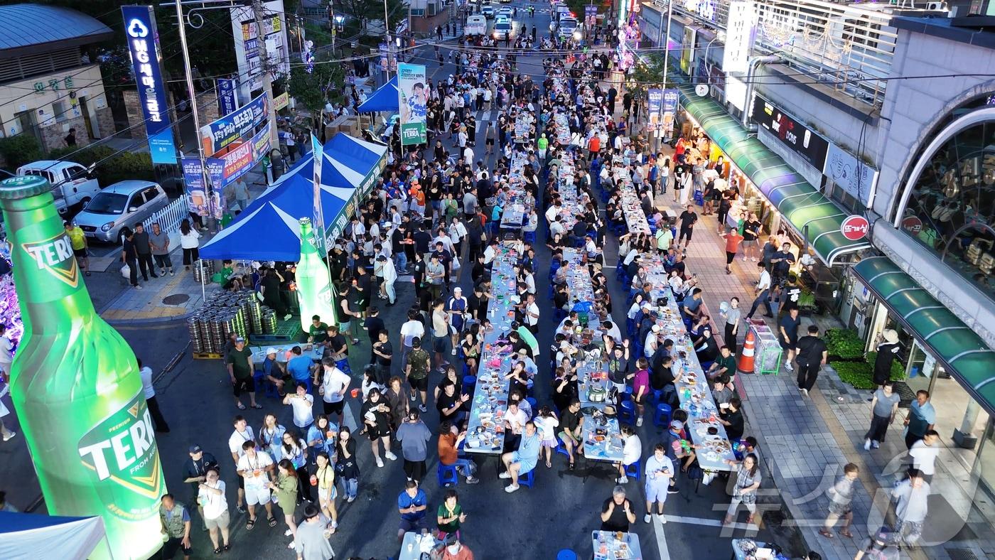 제9회 홍천강 별빛음악 맥주축제 전야제가 지난 30일 꽃뫼공원 앞 대로변에서 열렸다. 이번 전야제에서는 홍천군민 모두가 하나되는 거리 퍼레이드와 기관 간 자존심을 걸고 펼쳐지는 맥주 빨리 마시기 대회, 다채로운 공연이 진행됐다.&#40;홍천군 제공. 재판매 및 DB금지&#41; 2025.7.31/뉴스1 ⓒ News1 이종재 기자