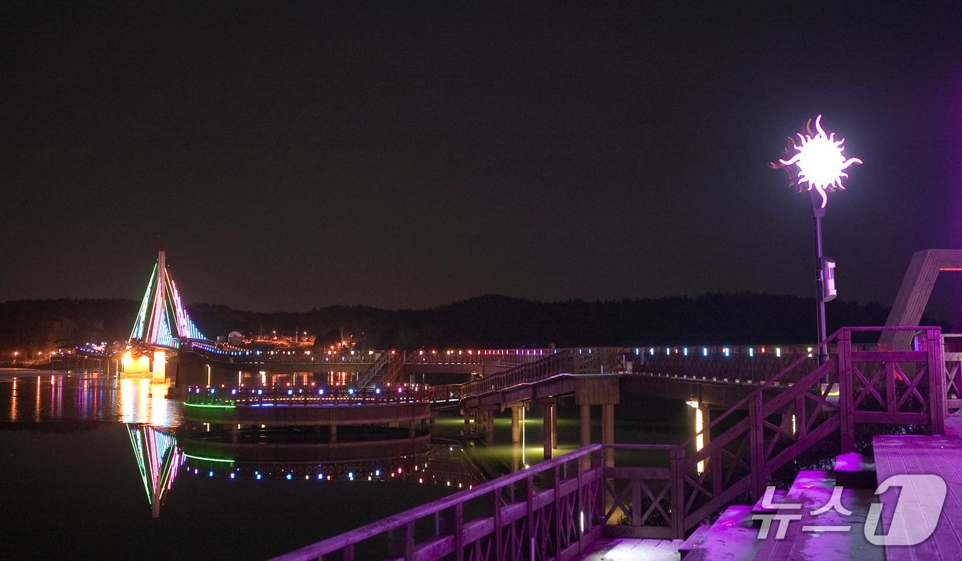 군산 호수공원 야경.&#40;군산시 제공 재판매 및 DB금지&#41;