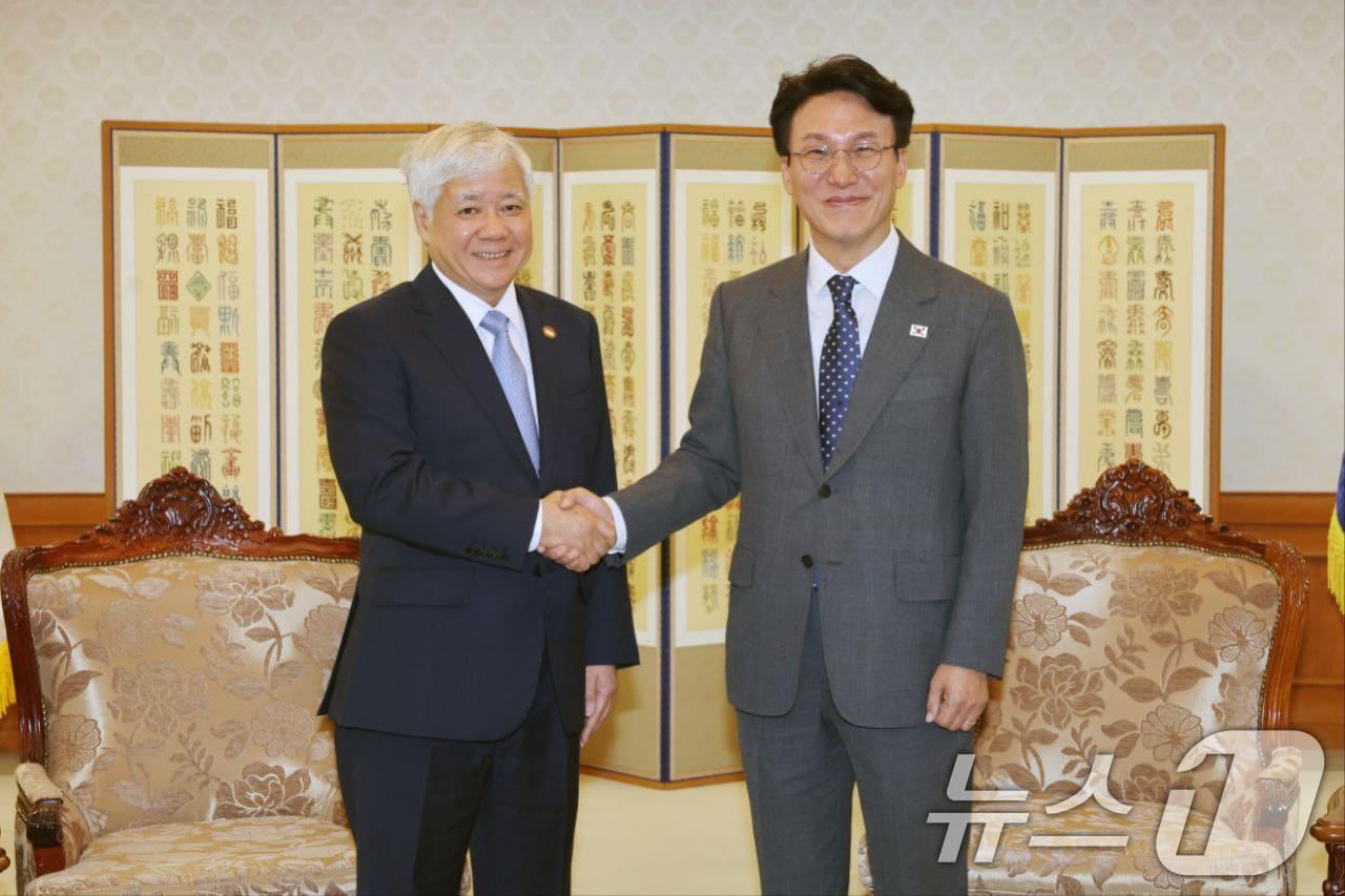 본문 이미지 - 김민석 국무총리가 31일 서울 종로구 정부서울청사에서 도 반 찌엔(Do Van Chien) 베트남 조국전선 위원장을 접견하고 있다. (총리실 제공. 재판매 및 DB 금지) 2025.7.31/뉴스1 ⓒ News1 임세영 기자