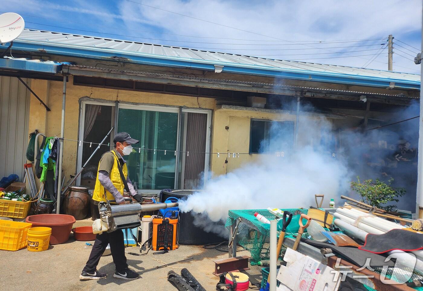 지난 19일부터 진행되고 있는 수인성 감염병 등 예방을 위한 특별방역 모습. (서산시 제공. 재판매 및 DB금지)2025.7.31/뉴스1