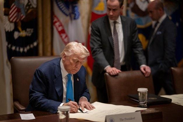 본문 이미지 - 백악관은 30일&#40;현지시간&#41; 엑스&#40;X&#41; 계정에 트럼프 대통령이 백악관에서 한미 무역합의 문서에 서명하는 사진을 올렸다. 백악관이 공개한 한미 무역합의에 서명하는 도널드 트럼프 대통령 모습. &#40;백악관 엑스 계정. 재판매 및 DB 금지&#41; 2025.7.31/뉴스1