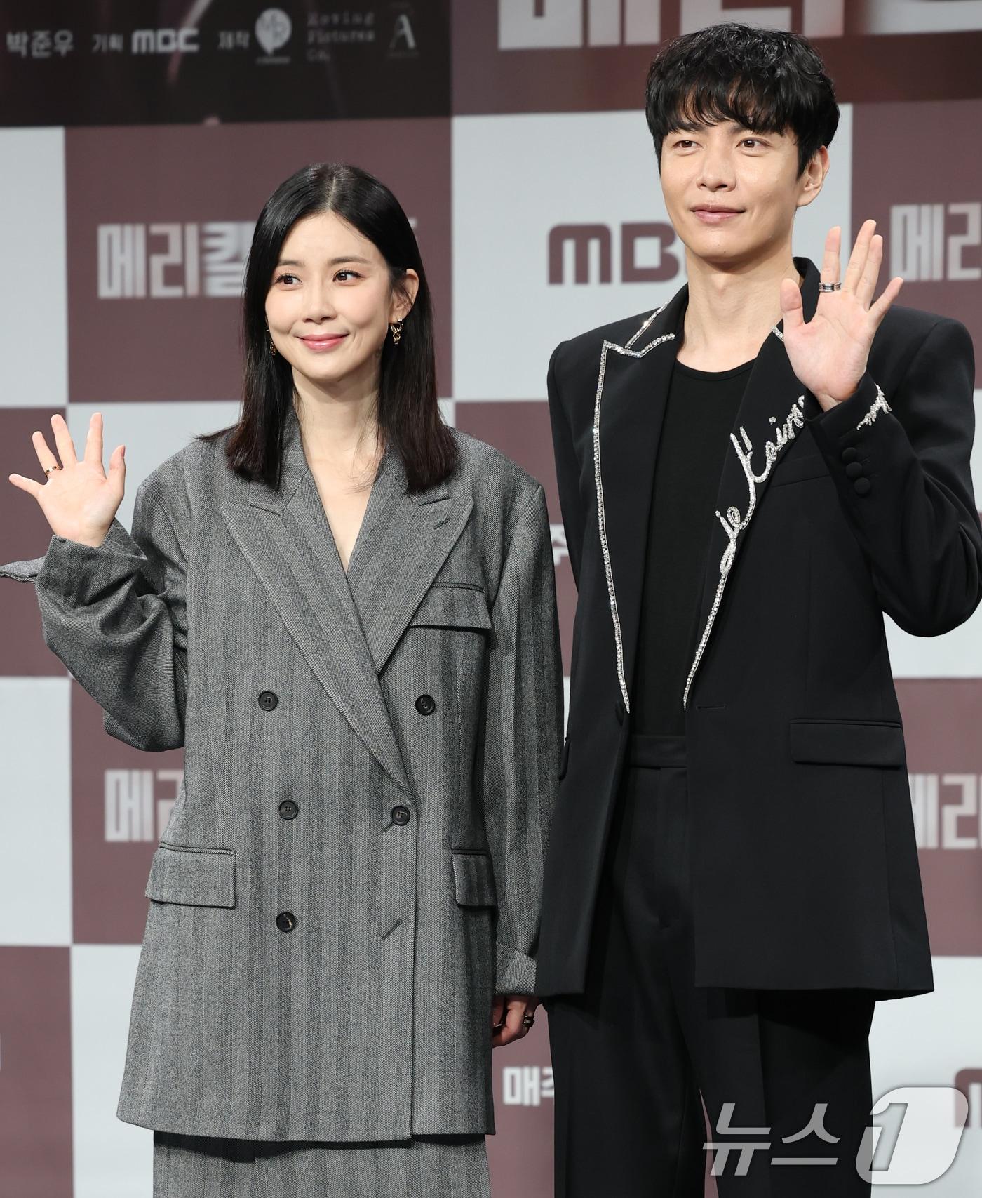 본문 이미지 - 배우 이보영과 이민기(오른쪽)가 31일 오전 서울 마포구 MBC 골든마우스홀에서 열린 MBC 금토드라마 '메리킬즈피플' 제작발표회에 참석해 포즈를 취하고 있다. '메리킬즈피플'은 치료 불가능한 환자들의 조력 사망을 돕는 의사와 이들을 추적하는 형사의 이야기를 다룬 서스펜스 드라마다. 2025.7.31/뉴스1 ⓒ News1 권현진 기자