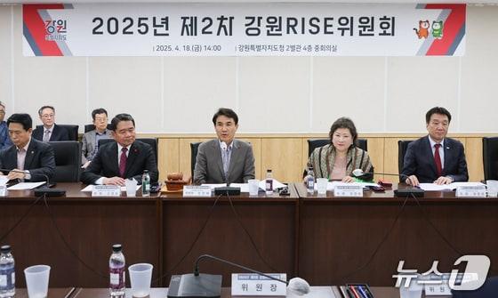 본문 이미지 - 지난 4월 열린 강원RISE위원회.(자료사진)/뉴스1 DB
