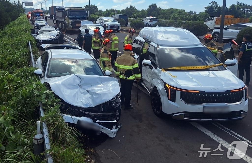 본문 이미지 - 31일 오전 제주 서귀포 안덕면에서 발생한 다중 추돌사고 현장.(제주도소방안전본부 제공. 재판매 및 DB 금지)