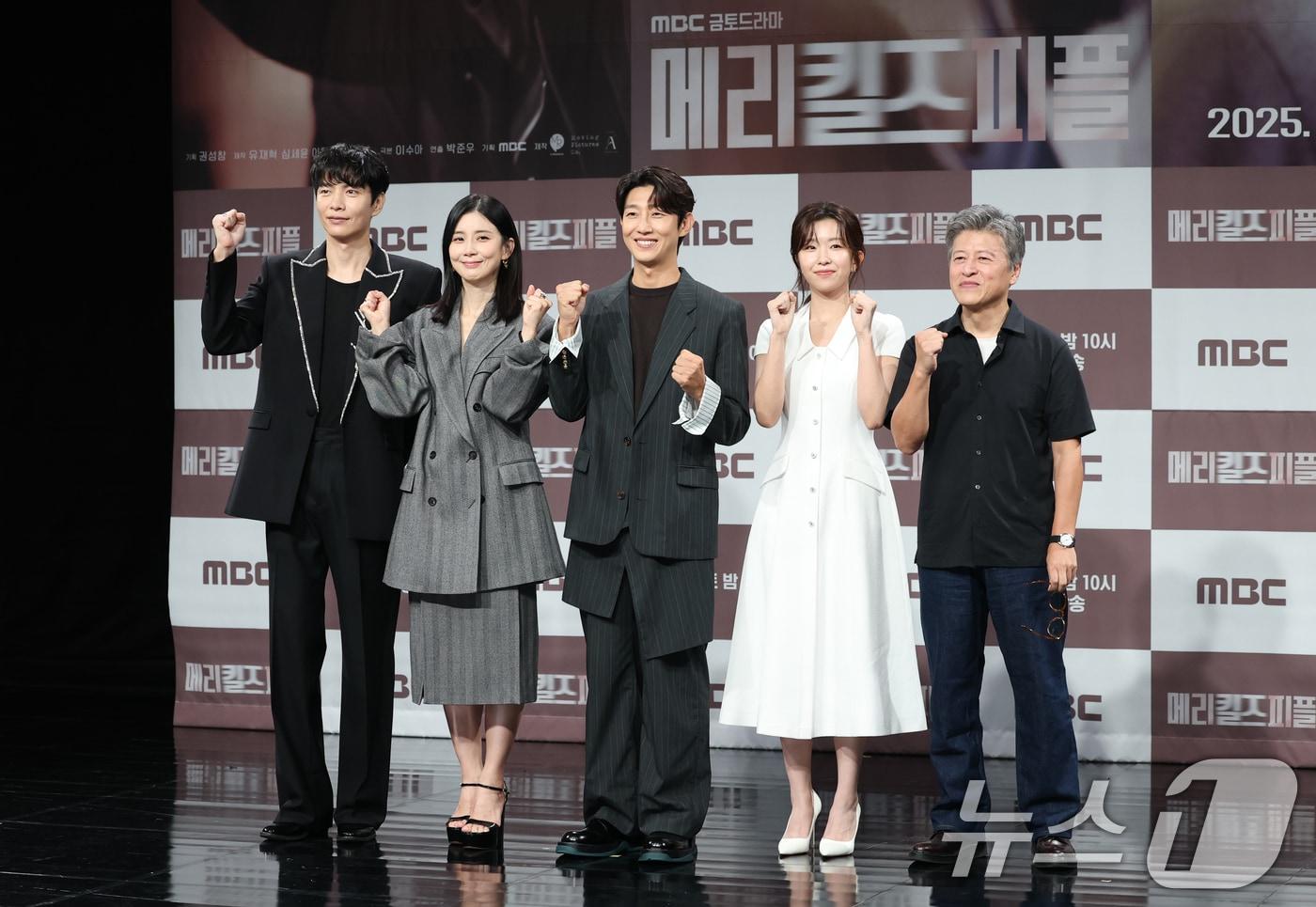 배우 이민기(왼쪽부터)와 이보영, 강기영, 윤가이, 권해효가 31일 오전 서울 마포구 MBC 골든마우스홀에서 열린 MBC 금토드라마 '메리킬즈피플' 제작발표회에 참석해 포즈를 취하고 있다. '메리킬즈피플'은 치료 불가능한 환자들의 조력 사망을 돕는 의사와 이들을 추적하는 형사의 이야기를 다룬 서스펜스 드라마다. 2025.7.31/뉴스1 ⓒ News1 권현진 기자