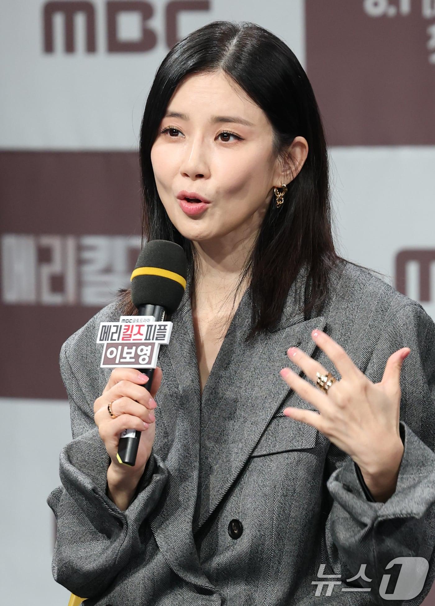 본문 이미지 - 배우 이보영이 31일 오전 서울 마포구 MBC 골든마우스홀에서 열린 MBC 금토드라마 '메리킬즈피플' 제작발표회에 참석해 인사말을 하고 있다. '메리킬즈피플'은 치료 불가능한 환자들의 조력 사망을 돕는 의사와 이들을 추적하는 형사의 이야기를 다룬 서스펜스 드라마다. 2025.7.31/뉴스1 ⓒ News1 권현진 기자
