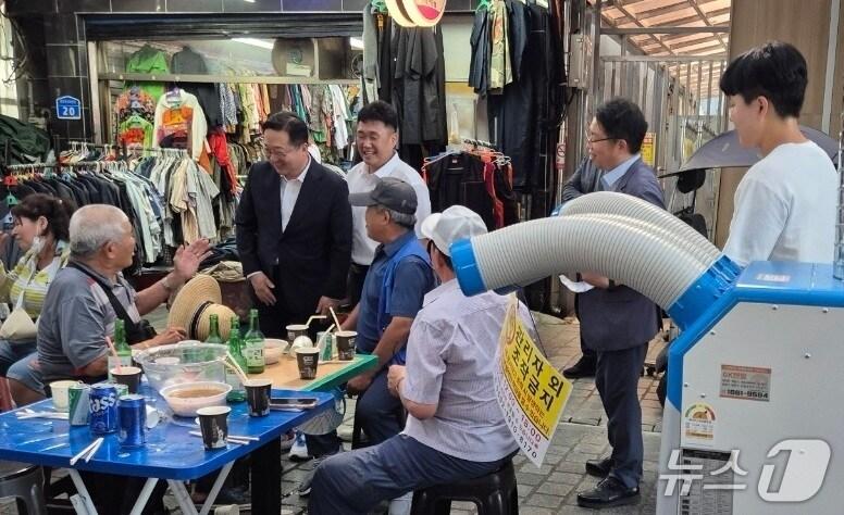 본문 이미지 - 이장우 대전시장, 전통시장을 찾아 시민들과 대화하는 모습. (대전시 제공. 재판매 및 DB금지)2025.7.31/뉴스1