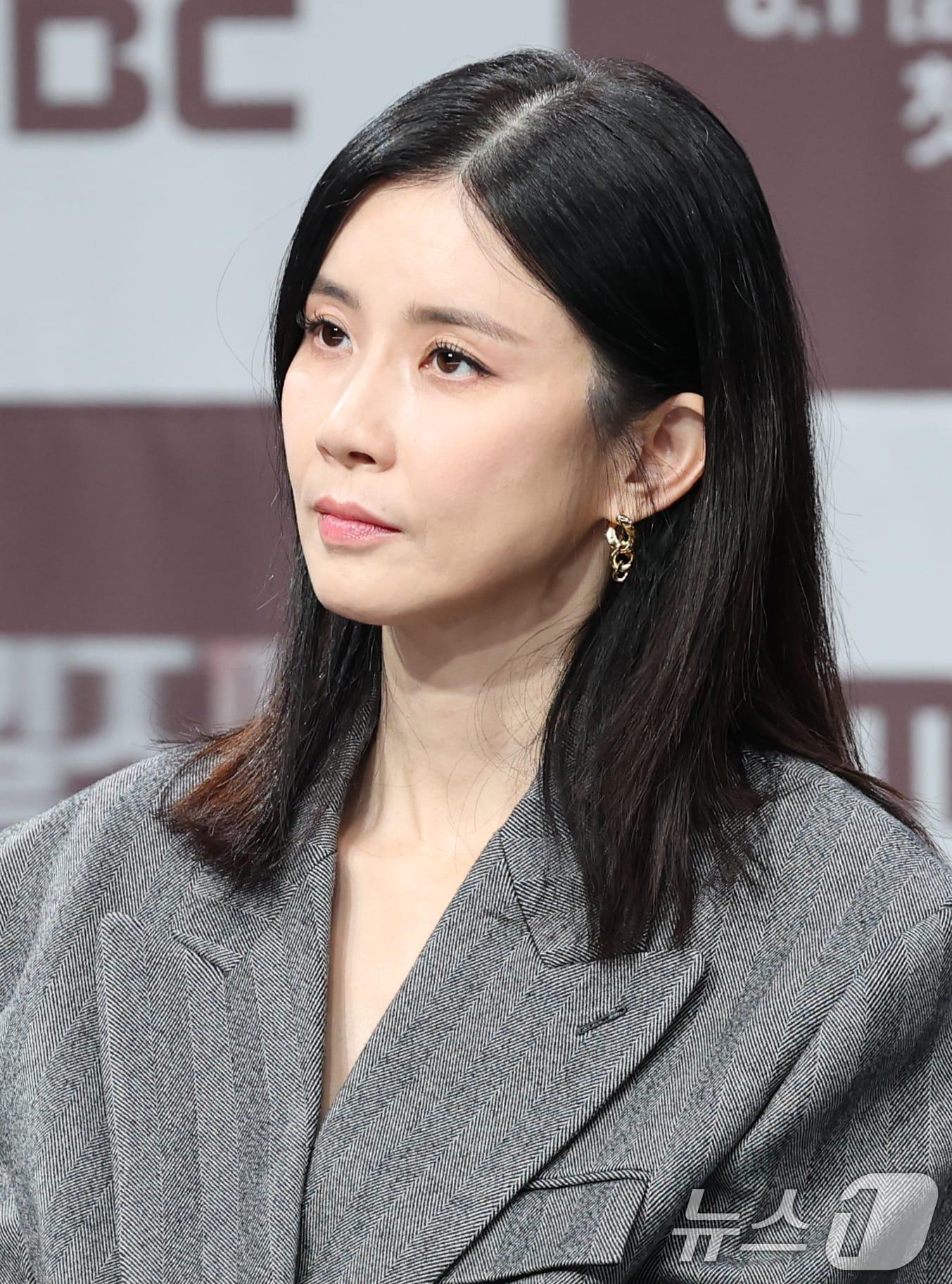 본문 이미지 - 배우 이보영이 31일 오전 서울 마포구 MBC 골든마우스홀에서 열린 MBC 금토드라마 '메리킬즈피플' 제작발표회에 참석해 매력을 발산하고 있다. '메리킬즈피플'은 치료 불가능한 환자들의 조력 사망을 돕는 의사와 이들을 추적하는 형사의 이야기를 다룬 서스펜스 드라마다. 2025.7.31/뉴스1 ⓒ News1 권현진 기자