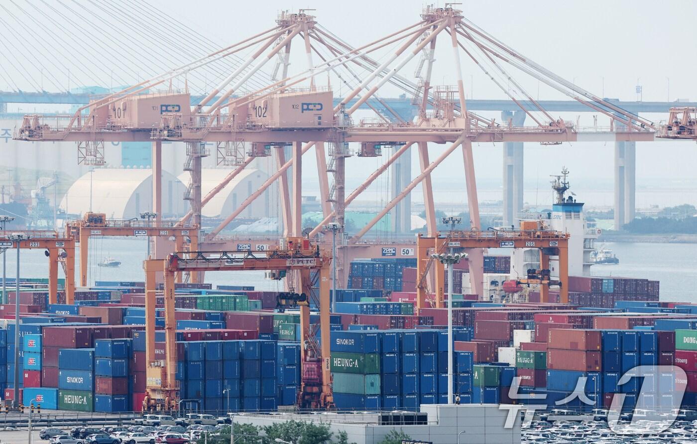 경기 평택시 포승읍 평택항에 수출용 컨테이너가 쌓여있는 모습. 2025.7.31/뉴스1 ⓒ News1 김영운 기자