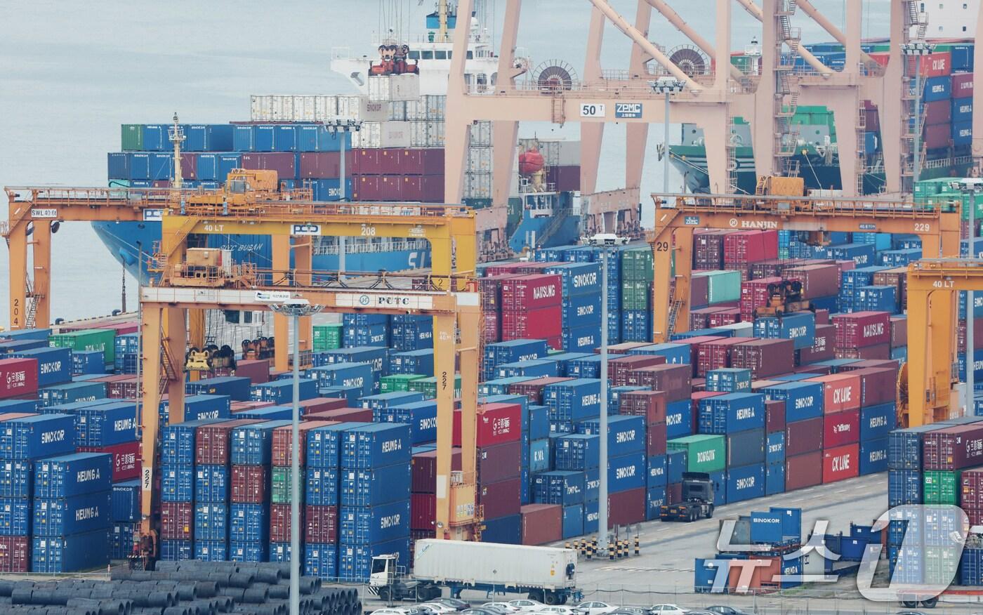  31일 경기 평택시 포승읍 평택항에 수출용 컨테이너가 쌓여있는 모습. 2025.7.31/뉴스1 ⓒ News1 김영운 기자