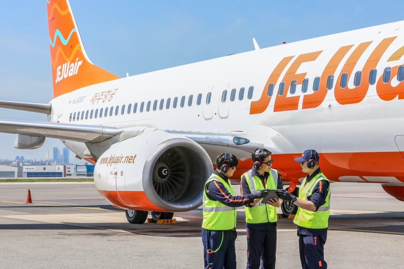 제주항공 정비 직원들이 항공기를 정비하고 있는 모습&lt;자료사진&gt;&#40;제주항공 제공&#41;.