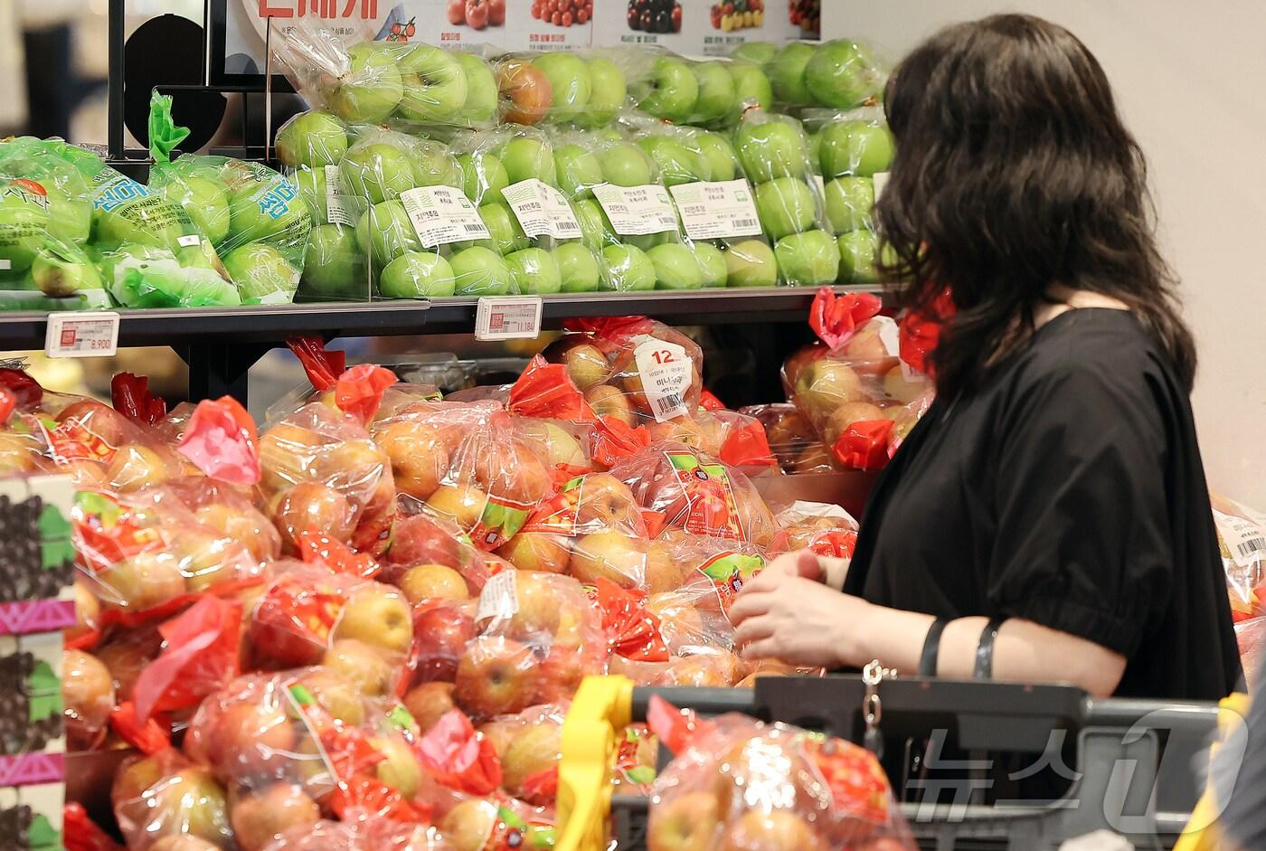 서울 시내 한 대형마트에서 시민이 사과를 고르고 있다.  ⓒ News1 김진환 기자