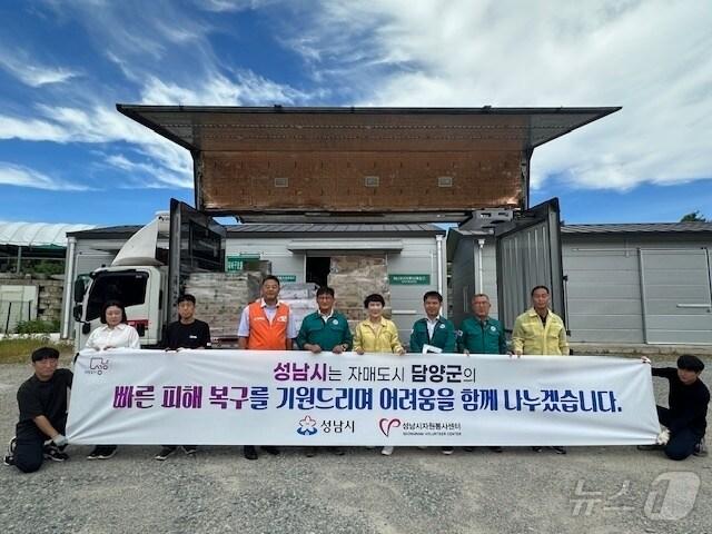 본문 이미지 - 경기 성남시가 자매결연 도시인 담양군에 2500만 원 상당의 밀키트 등 구호물품을 전달하고 있다.&#40;담양군 제공. 재배포 및 DB 금지&#41;