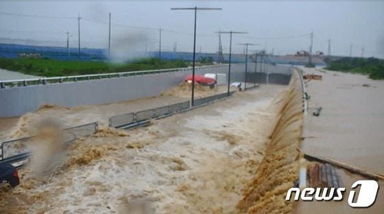 본문 이미지 - 자료사진&#40;침수되는 청주 오송 궁평2지하차도&#41;./뉴스1