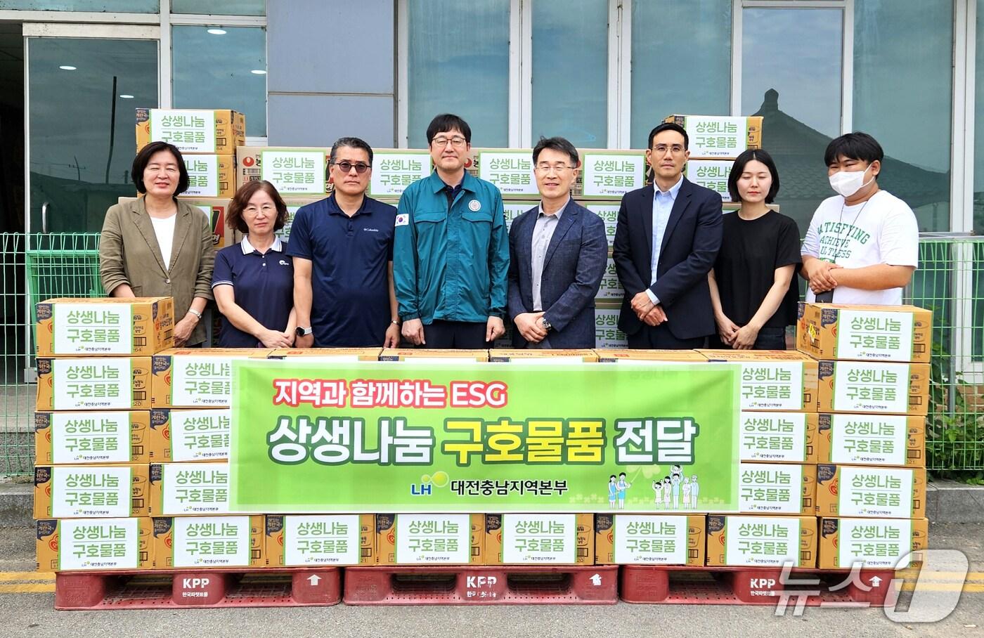 LH 대전충남지역본부가 31일 이재민 생활 지원을 위한 컵밥, 컵라면 등 식품 80여 박스를 충남 예산군에 추가 지원했다. (LH 대전충남지역본부 제공. 재판매 및 DB금지)2025.7.31/뉴스1