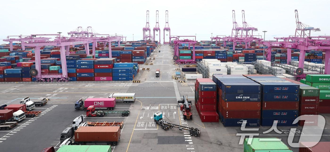 사진은 31일 인천신항 컨테이너 터미널에 수출입 컨테이너가 쌓여있는 모습. 2025.7.31/뉴스1 ⓒ News1 김민지 기자