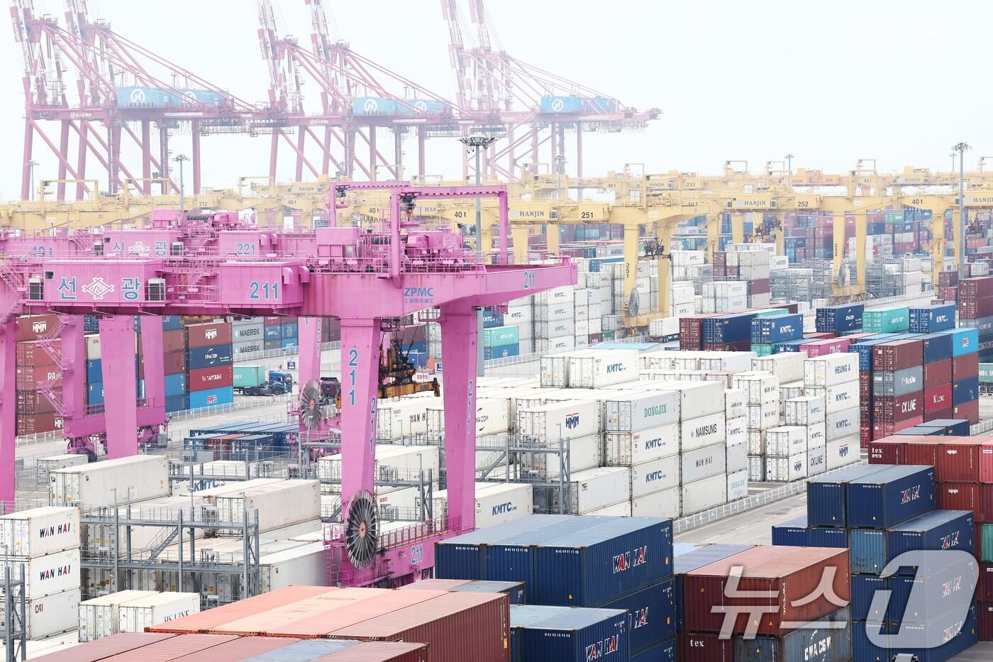  31일 인천신항 컨테이너 터미널에 수출입 컨테이너가 쌓여있는 모습. 2025.7.31/뉴스1 ⓒ News1 김민지 기자