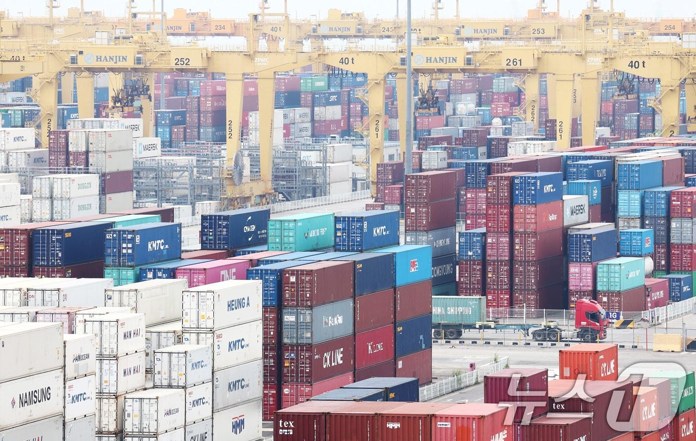 한국과 미국의 상호관세 협상이 15%로 타결됐다. 이는 미국이 기존에 예고한 25%에서 10% 낮아진 것으로, 한국의 주력 수출품인 자동차 관세율은 15%로, 철강·알루미늄·구리는 기존 관세율 50%를 유지하기로 했다. 국내 쌀·소고기 시장은 추가 개방하기 않기로 했다. 사진은 31일 인천신항 컨테이너 터미널에 수출입 컨테이너가 쌓여있는 모습. 2025.7.31/뉴스1 ⓒ News1 김민지 기자