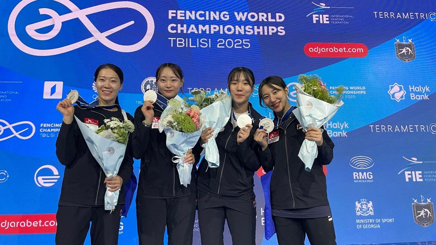 한국 여자 펜싱 사브르 대표팀이 세계선수권대회 단체전에서 은메달을 목에 걸었다.&#40;대한펜싱협회 제공&#41;