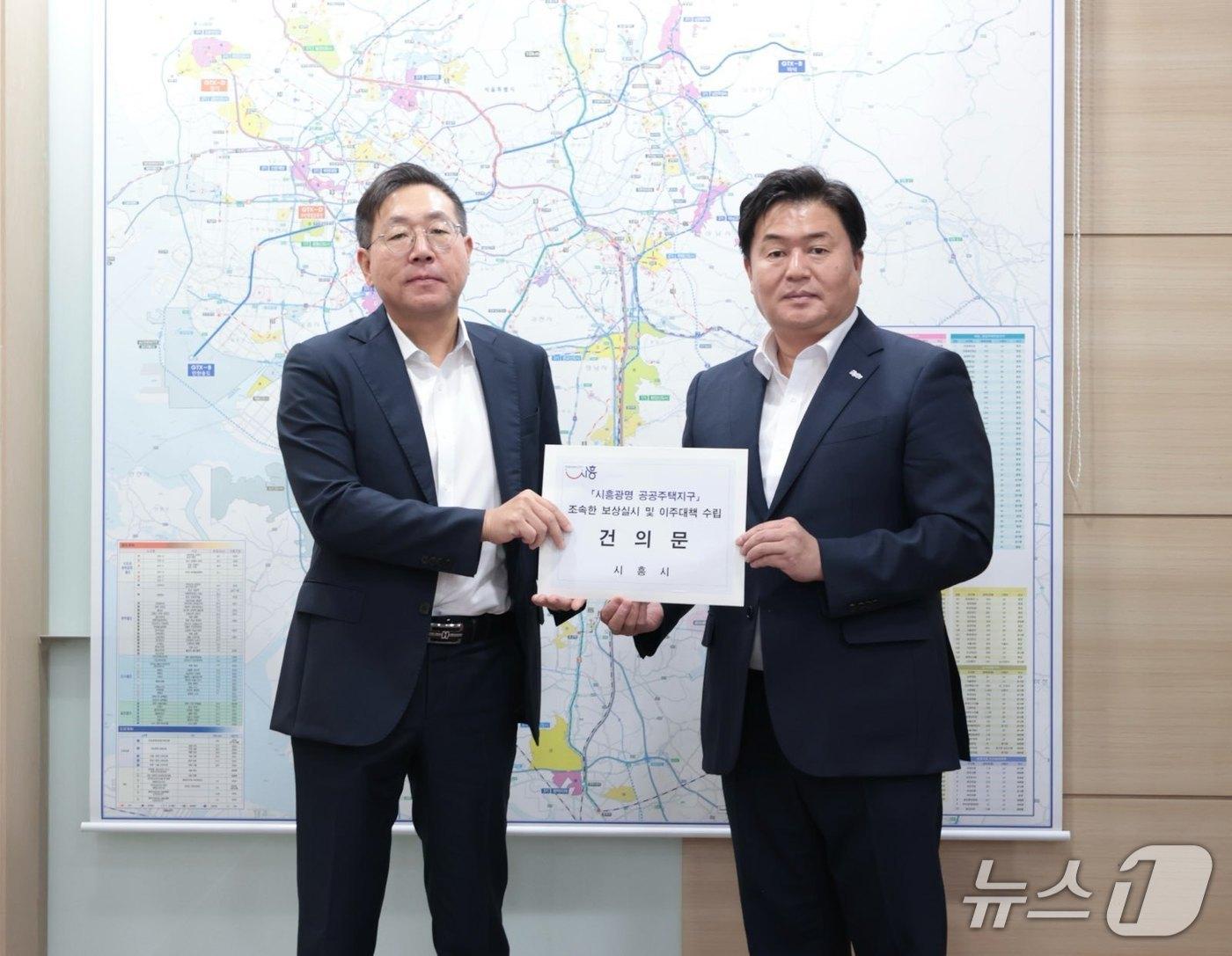 본문 이미지 - 임병택 시흥시장&#40;오른쪽&#41;과 최용택 LH광명시흥사업본부장이 만남을 갖고 기념 사진을 촬영하고 있다.&#40;시흥시 제공&#41;