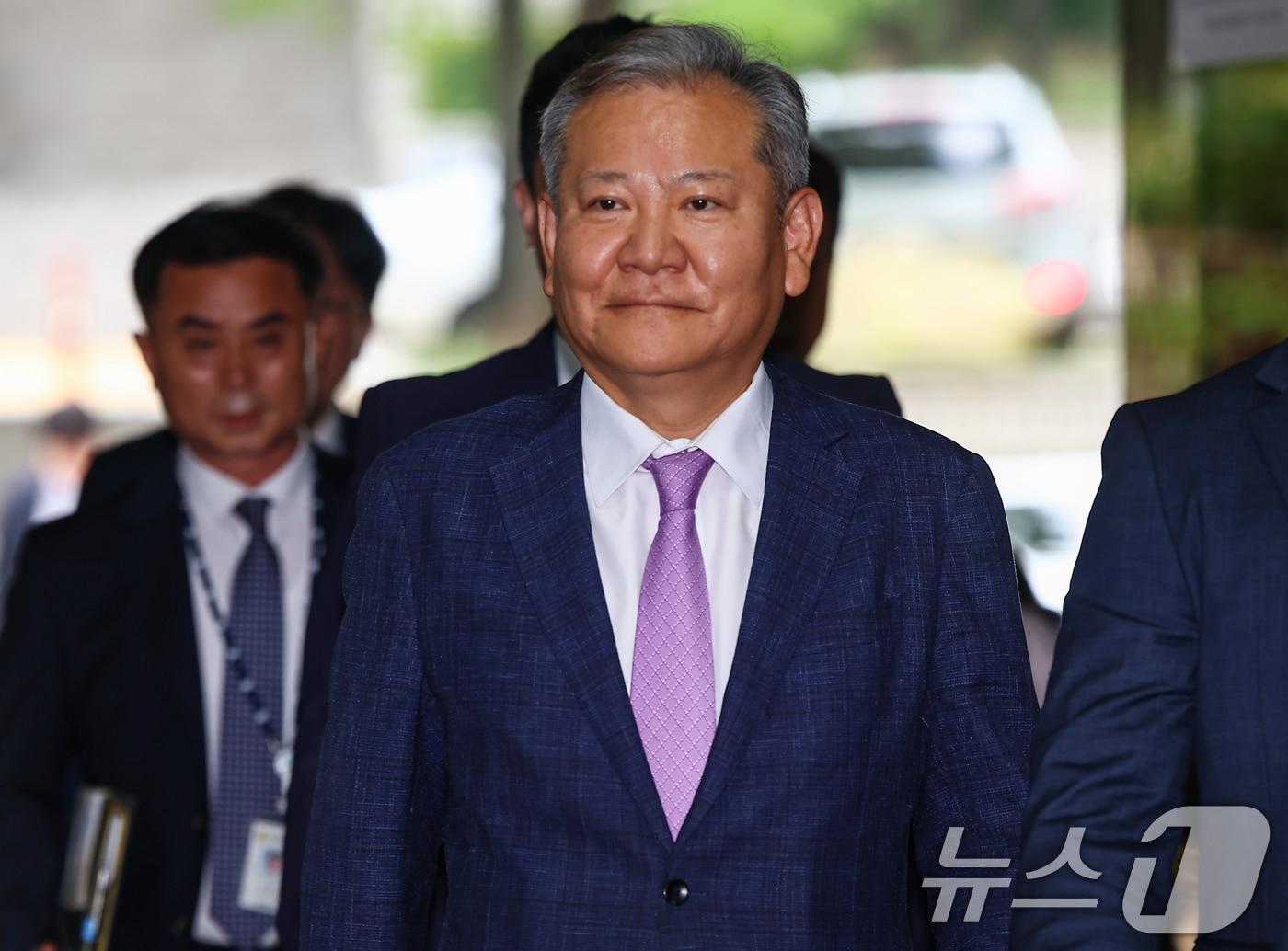 본문 이미지 - 12·3 비상계엄 당시 '언론사 단전·단수'를 지시한 의혹을 받는 이상민 전 행정안전부 장관이 31일 서울 서초구 서울중앙지방법원에서 열린 구속 전 피의자 심문(영장실질심사)에 출석하고 있다. 2025.7.31 ⓒ 뉴스1 김도우 기자