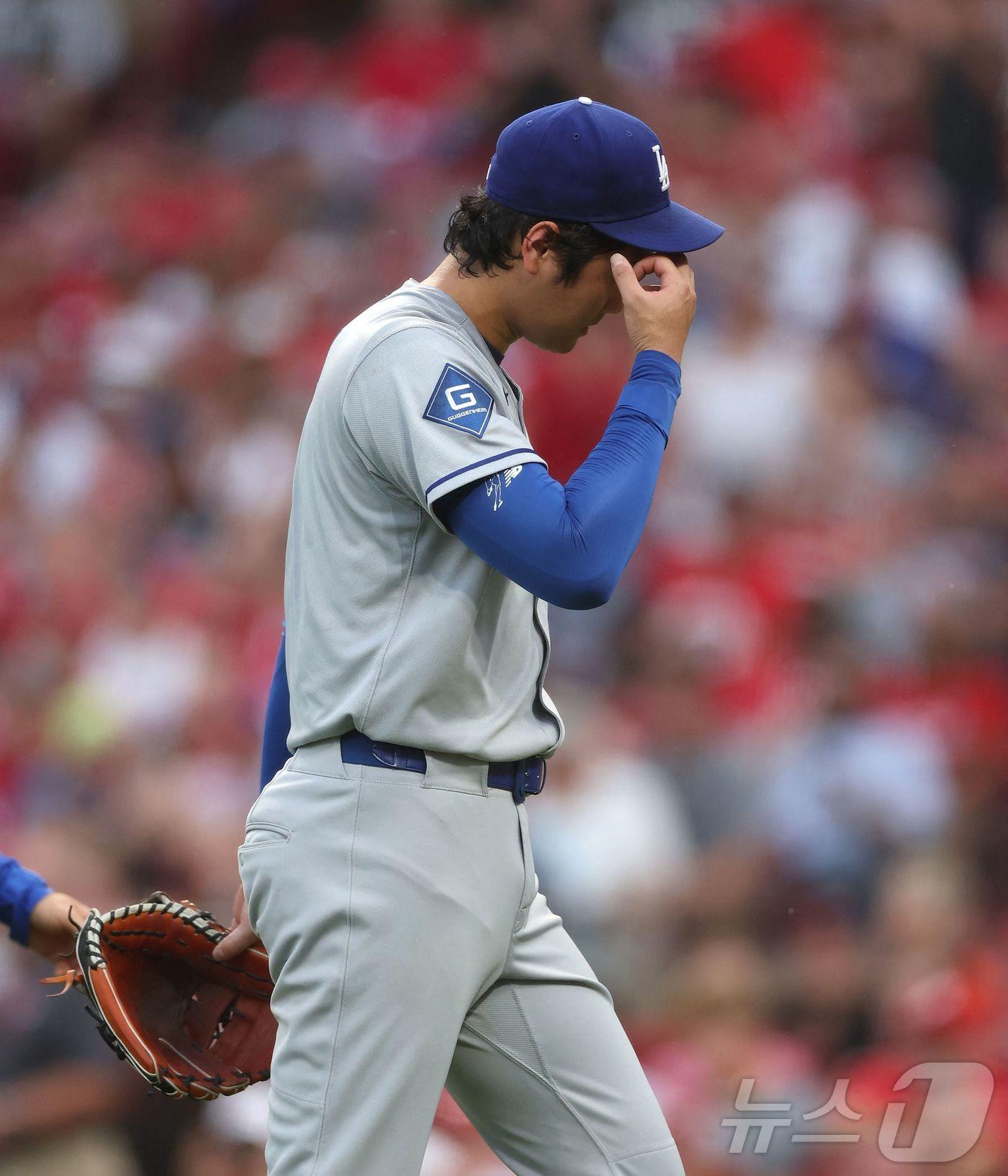 본문 이미지 - 투구를 마치고 내려가는 오타니. ⓒ AFP=뉴스1