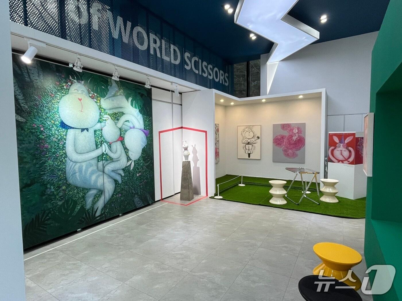 본문 이미지 - 전북 진안군이 가위박물관 특별전시 '행복배달 왔어요'의 전시 기간을 오는 8월 17일까지 연장한다.(진안군제공. 재판매 및 DB금지)2025.7.31/뉴스1