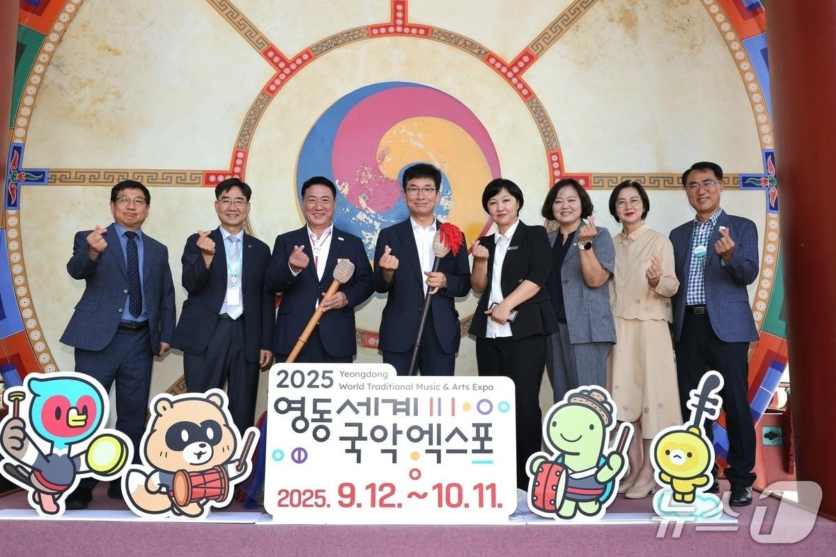 본문 이미지 - 영동군과 충북도교육청 관계자들이 정책간담회를 마치고 기념 촬영하고 있다. &#40;영동군 제공, 재판매 및 DB금지&#41;/뉴스1 