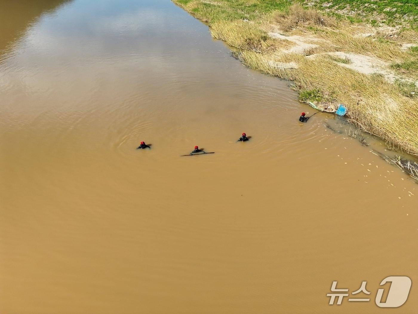 본문 이미지 - 경남소방본부가 31일 실종자 수색 작업을 벌이고 있다(경남소방본부 제공. 재판매 및 DB금지). 2025.7.31