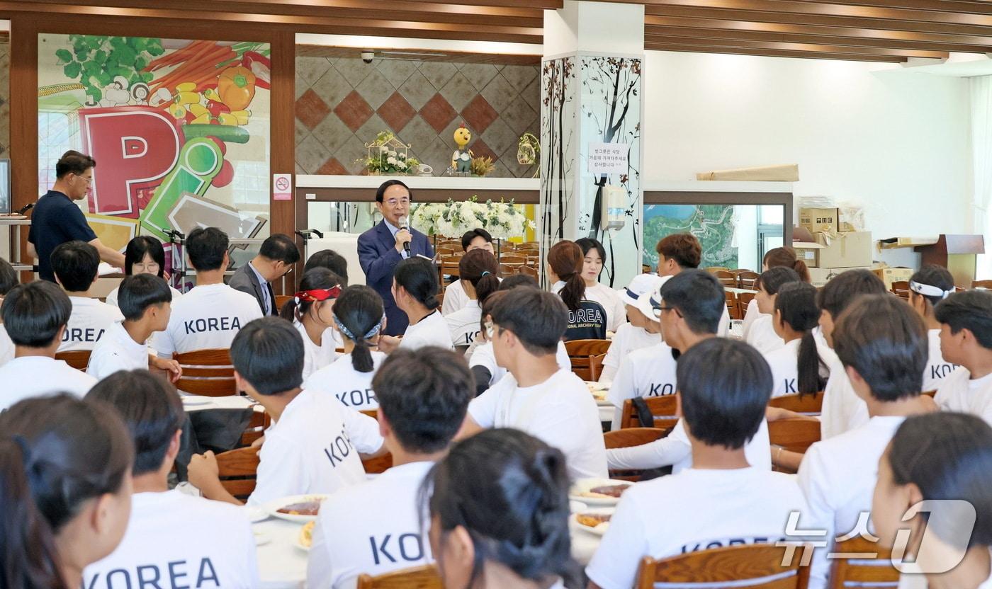 심민 전북 임실군수가 양궁 청소년 대표 선수단의 전지훈련을 환영하며 노고를 격려하고 있다.&#40;임실군제공, 재판매 및 DB금지&#41;2025.7.31/뉴스1