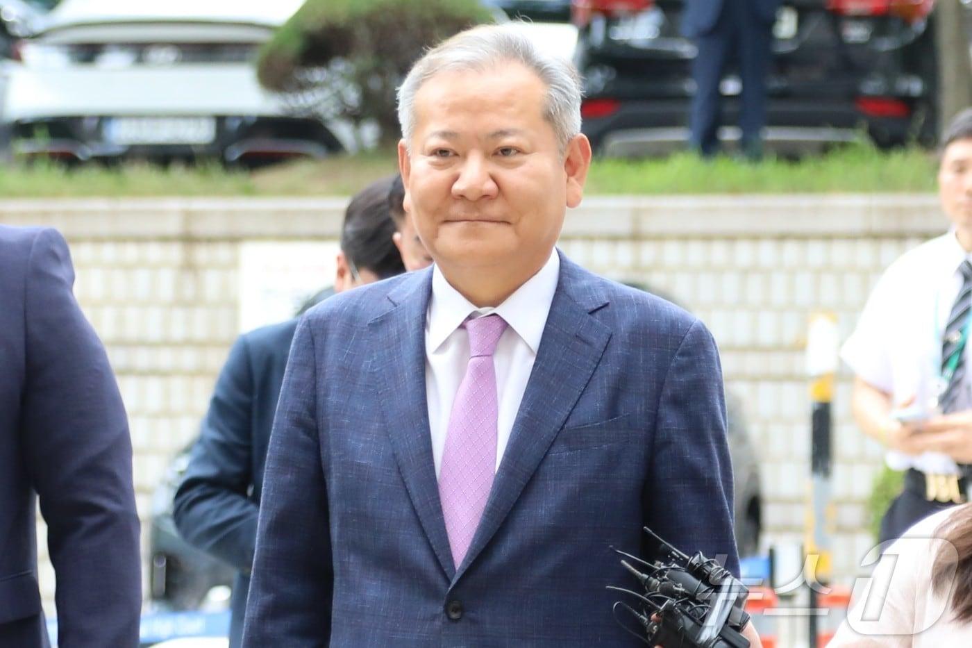 이상민 전 행정안전부 장관이 7월31일 오후 서울 서초구 서울중앙지방법원에서 열릴 구속 전 피의자 심문에 출석하고 있다. 이 전 장관은 12·3 비상계엄 당시 &#39;언론사 단전·단수&#39;를 지시한 의혹을 받고 있다./뉴스1 ⓒ News1 송송이 기자