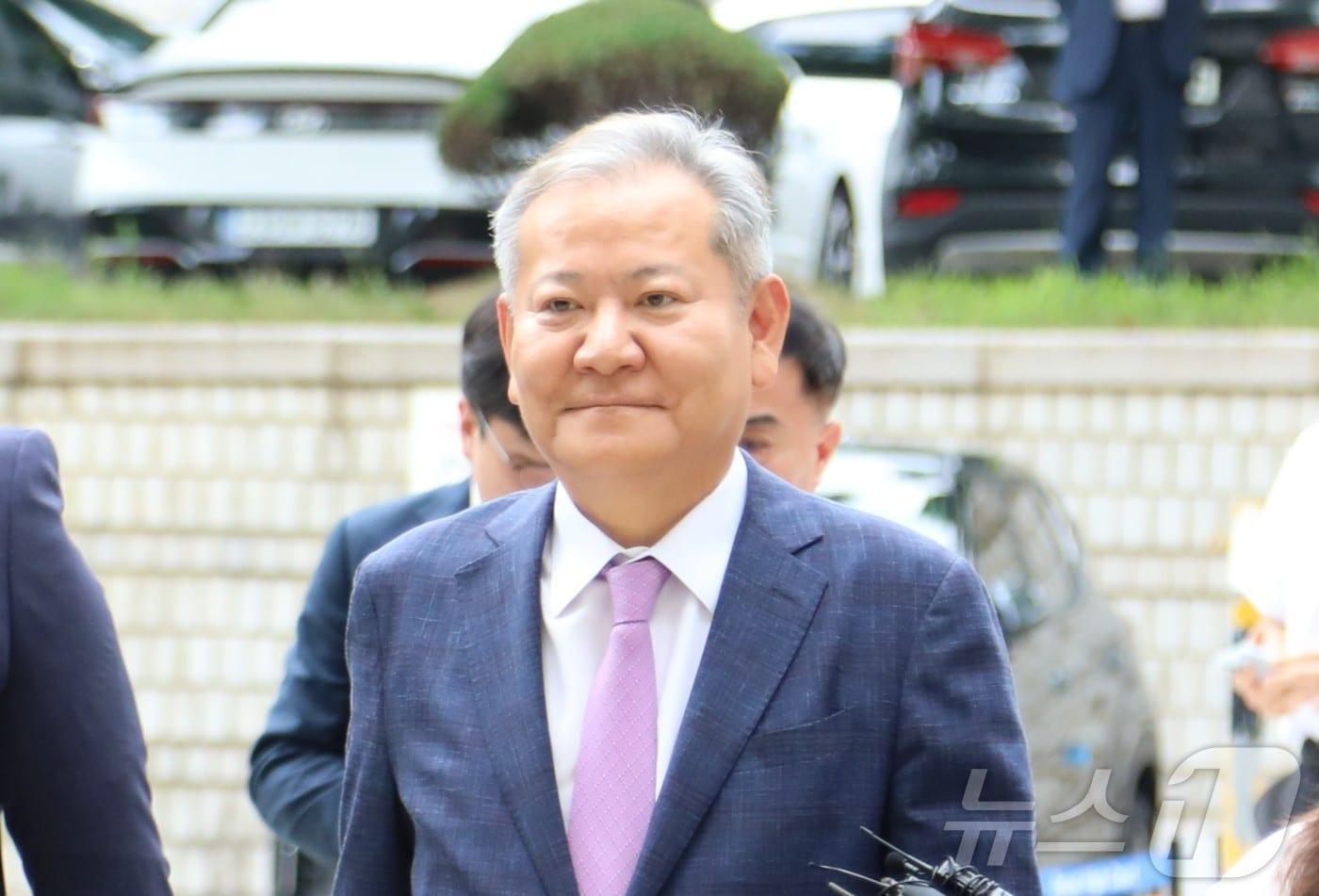 31일 오후 이상민 전 행안부 장관이 구속 전 피의자 심문을 위해 서울중앙지방법원에 출석하고 있다. 이상민 전 장관은 12·3 비상계엄 당시 &#39;언론사 단전·단수&#39;를 지시한 의혹을 받고 있다. 2025.7.31/뉴스1 ⓒ News1 송송이 기자