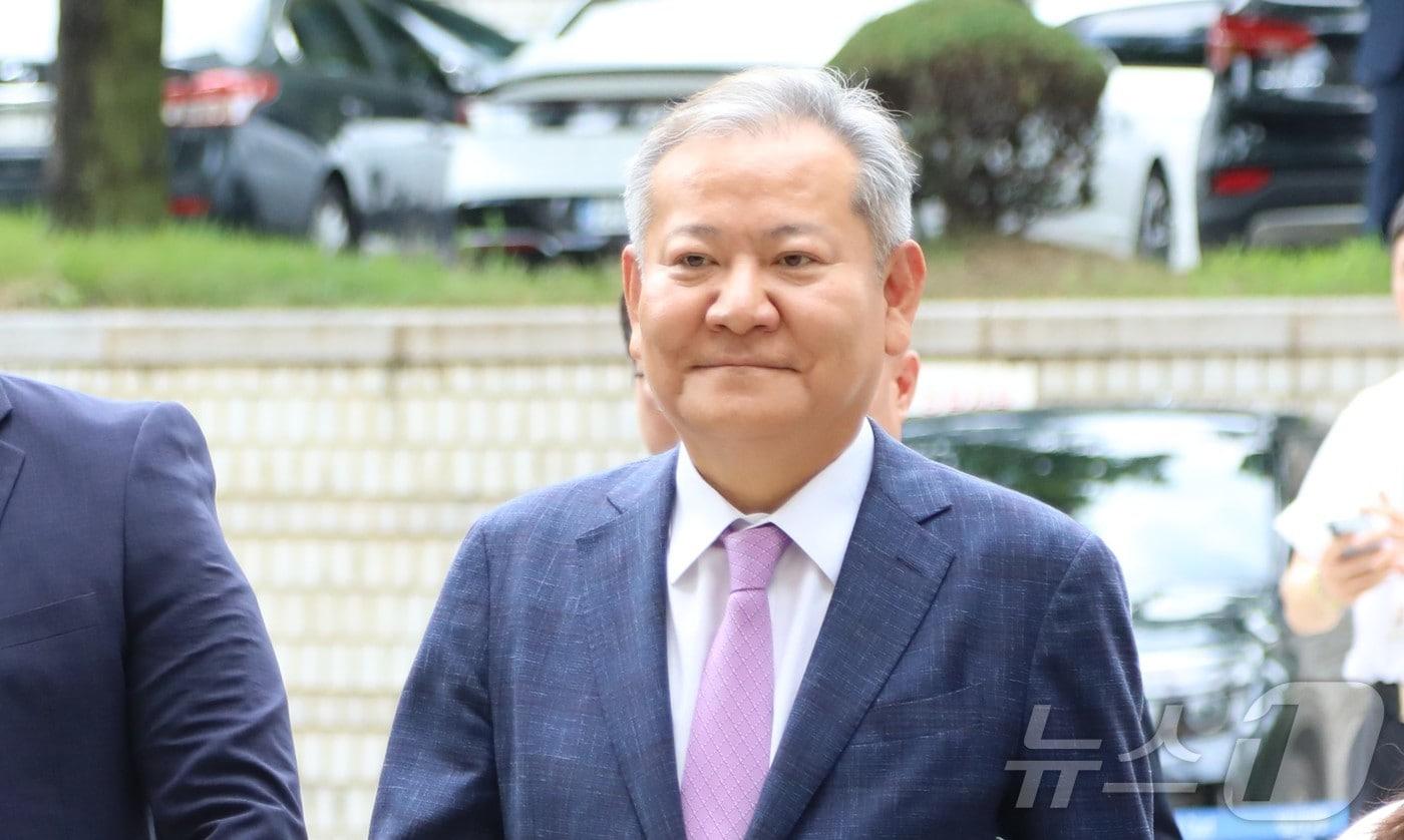 이상민 전 행정안전부 장관이 31일 오후 서울 서초구 서울중앙지방법원에서 열릴 구속 전 피의자 심문에 출석하고 있다. 이 전 장관은 12·3 비상계엄 당시 &#39;언론사 단전·단수&#39;를 지시한 의혹을 받고 있다. 2025.7.31/뉴스1 ⓒ News1 송송이 기자