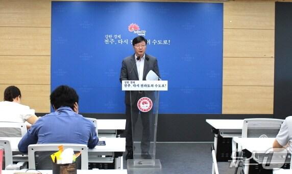 본문 이미지 - 김용삼 완산구청장이 31일 정례브리핑을 갖고 여름철 취약계층 보호 강화에 대해 설명하고 있다.(전주시 제공, 재판매 및 DB 금지)/뉴스1