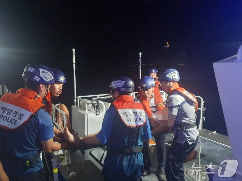 본문 이미지 - 지난 30일 완도해양경찰이 도서지역에서 발생한 응급환자를 119에 인계하기 위해 이송하고 있다.&#40;완도해경 제공. 재판매 및 DB 금지&#41;