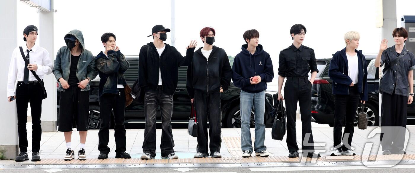 제로베이스원이 지난달 31일 오후 해외 일정을 위해 인천국제공항을 통해 미국 LA로 출국하는 모습. 2025.7.31/뉴스1 ⓒ News1 권현진 기자