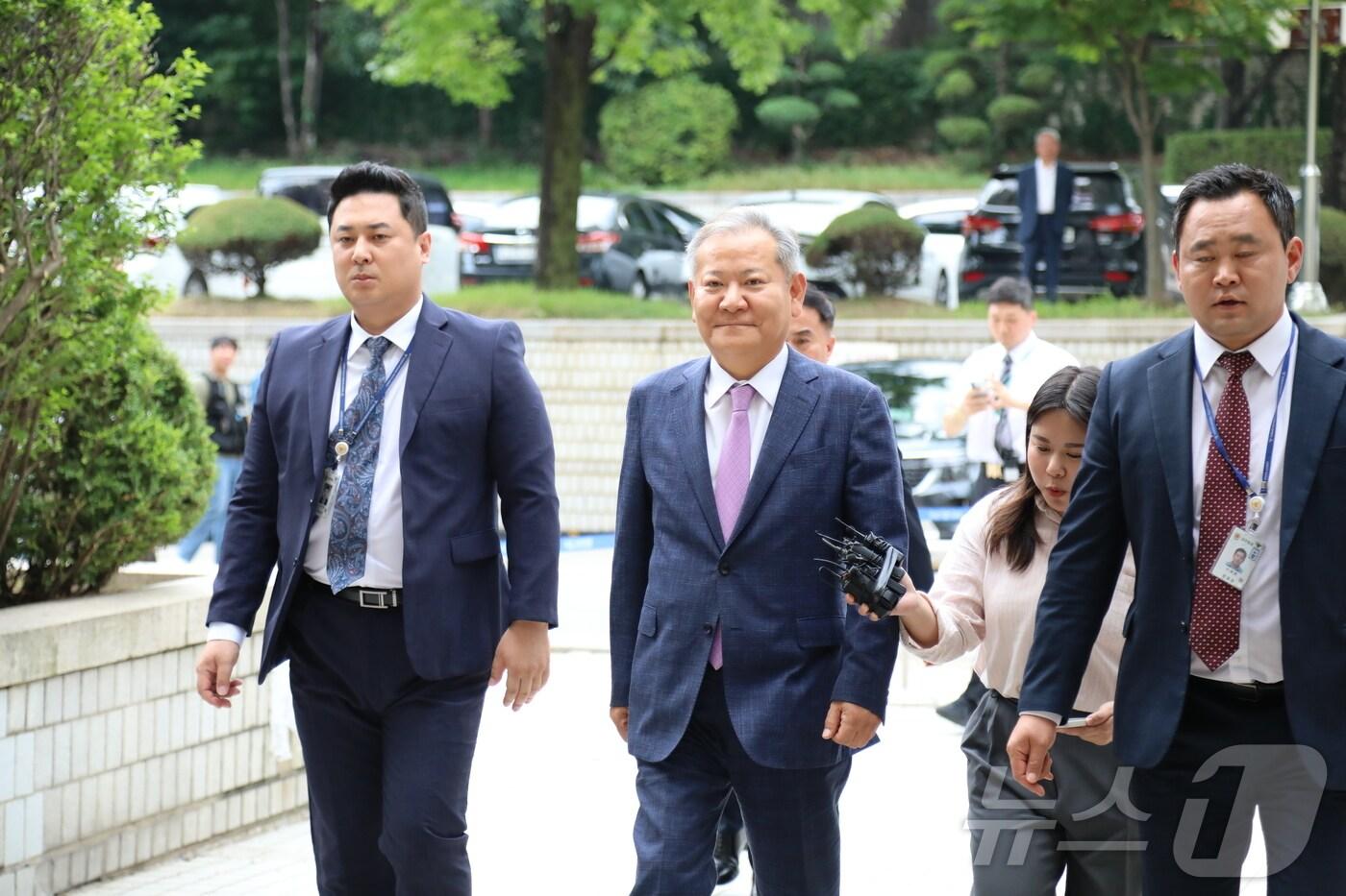 31일 오후 이상민 전 행안부 장관이 구속 전 피의자 심문을 위해 서울중앙지방법원에 출석하고 있다. 이상민 전 장관은 12·3 비상계엄 당시 '언론사 단전·단수'를 지시한 의혹을 받고 있다. 2025.7.31/뉴스1 ⓒ News1 송송이 기자