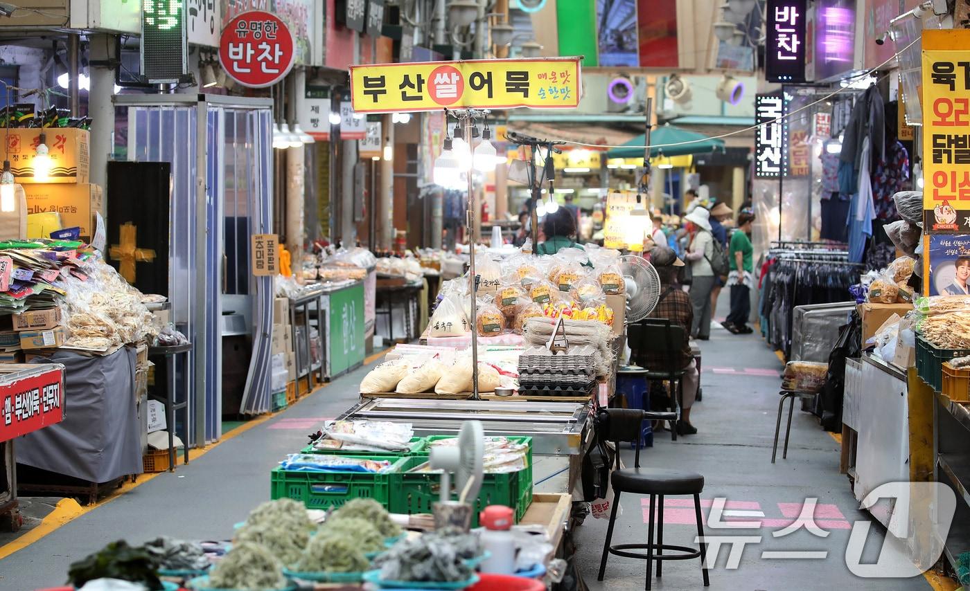 본문 이미지 - 31일 대구 남구의 한 전통시장이 계속되는 찜통더위로 인해 발길이 끊어져 한산한 모습을 보이고 있다. 2025.7.31 ⓒ 뉴스1 공정식 기자