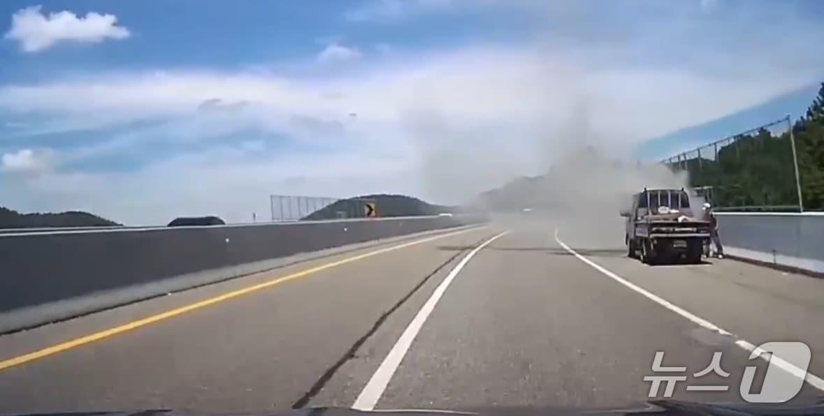 본문 이미지 - 26일 전남 무안군 남악분기점 인근에서 화재가 난 차량의 모습. (목포해경 제공. 재판매 및 DB 금지)