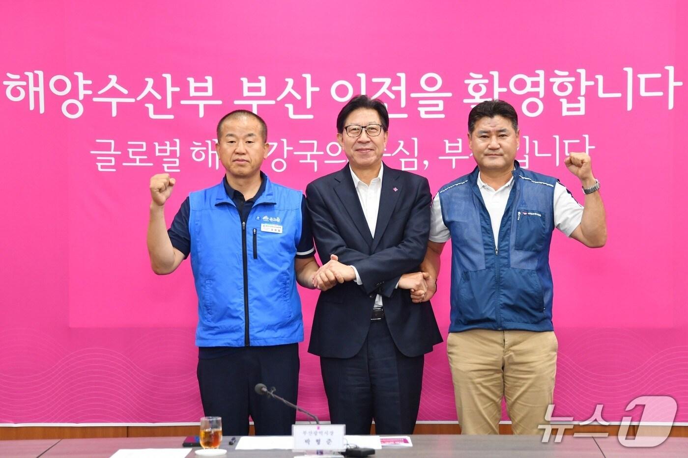 박형준 부산시장(가운데)와 해양수산부 노조 관계자들이 기념사진을 찍고 있다.(부산시 제공. 재판매 및 DB 금지)