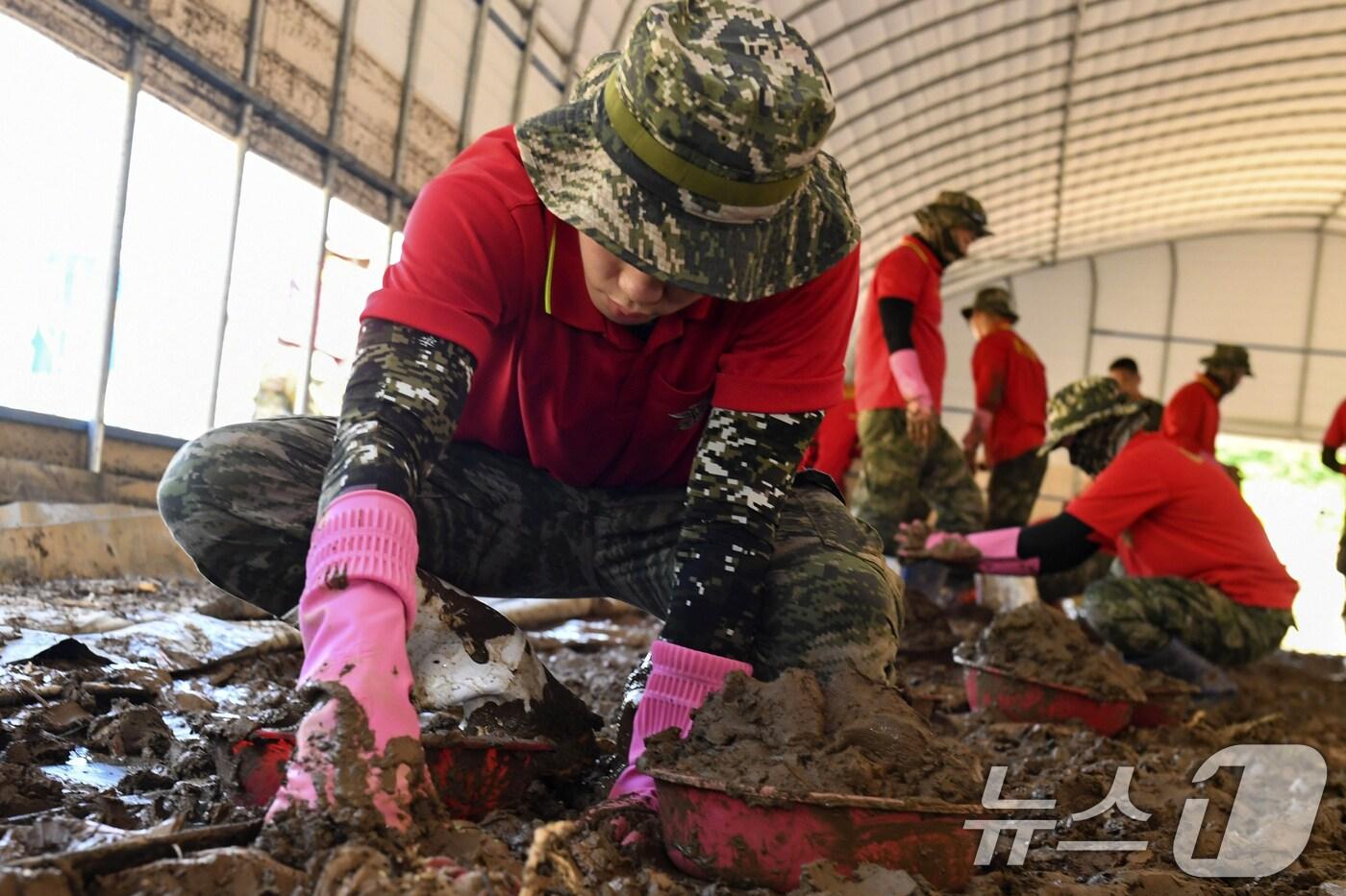 해병대 1사단이 집중 호우 피해 지역인 경남 산청군 단선면에서 복구작전을 실시하고 있다. 해병대 신속기동부대 소속 장병 500여명을 투입 지난 24일부터 침수 가옥 복구 및 비닐하우스 내 토사 제거 작전에 투입돼 구슬땀을 흘리고 있다. (해병대1사단제공, 재판매 및 DB금지) 2025.7.31/뉴스1 ⓒ News1 최창호 기자