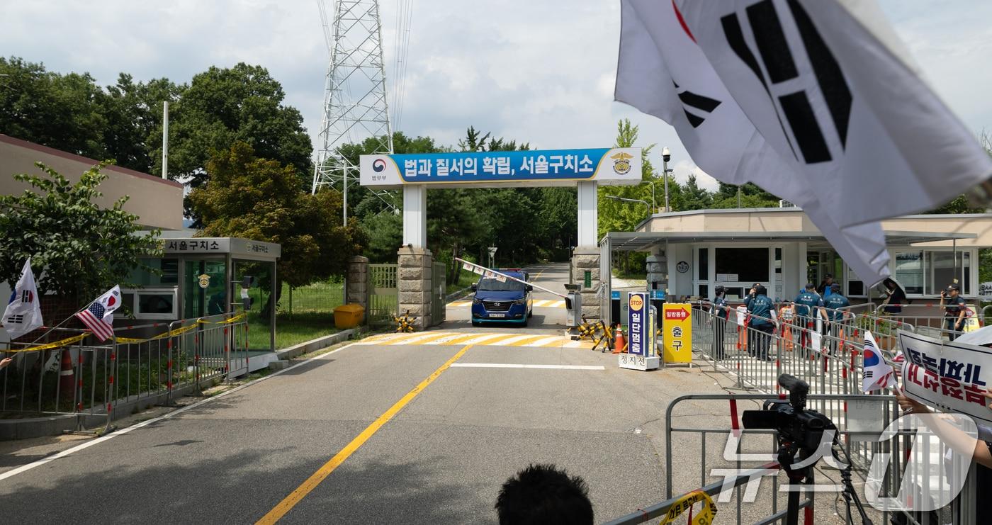 윤석열 전 대통령에 대한 체포영장이 발부된 31일 오후 경기 의왕시 서울구치소에서 호송차량이 나오고 있다. ⓒ News1 이승배 기자