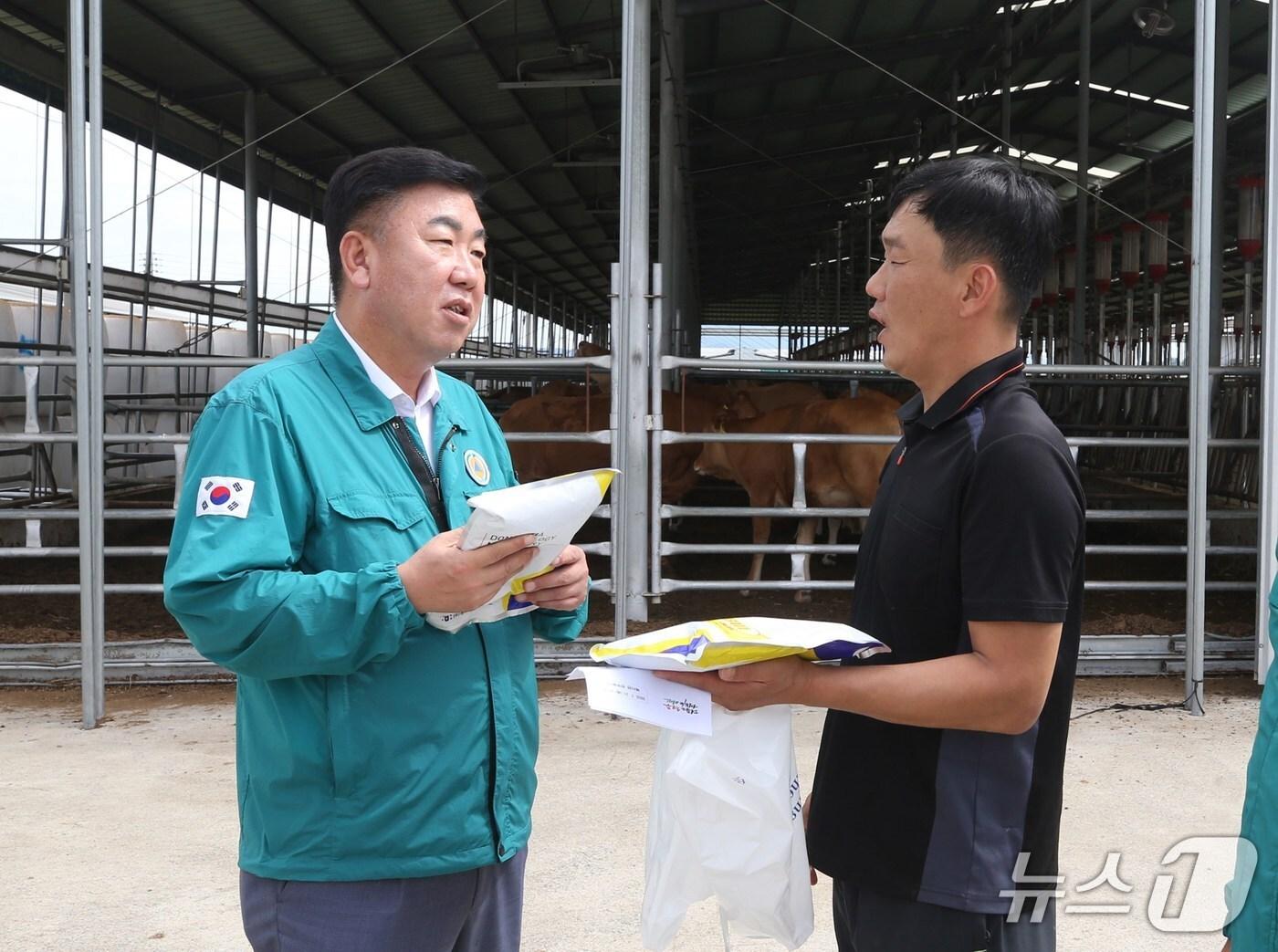 본문 이미지 - 이범석 청주시장, 폭염대비 축산농가 격려방문&#40;청주시 제공. 재판매 및 DB금지&#41;./뉴스1