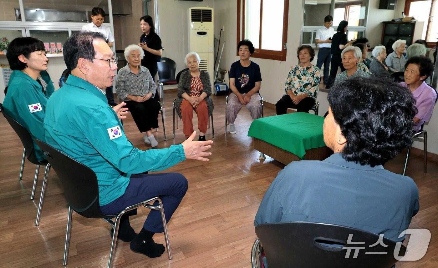 송인헌 충북 괴산군수가 31일 괴산읍내 무더위 쉼터를 방문해 어르신들과 환담하고 있다.(괴산군 제공, 재판매 및DB금지)/뉴스1