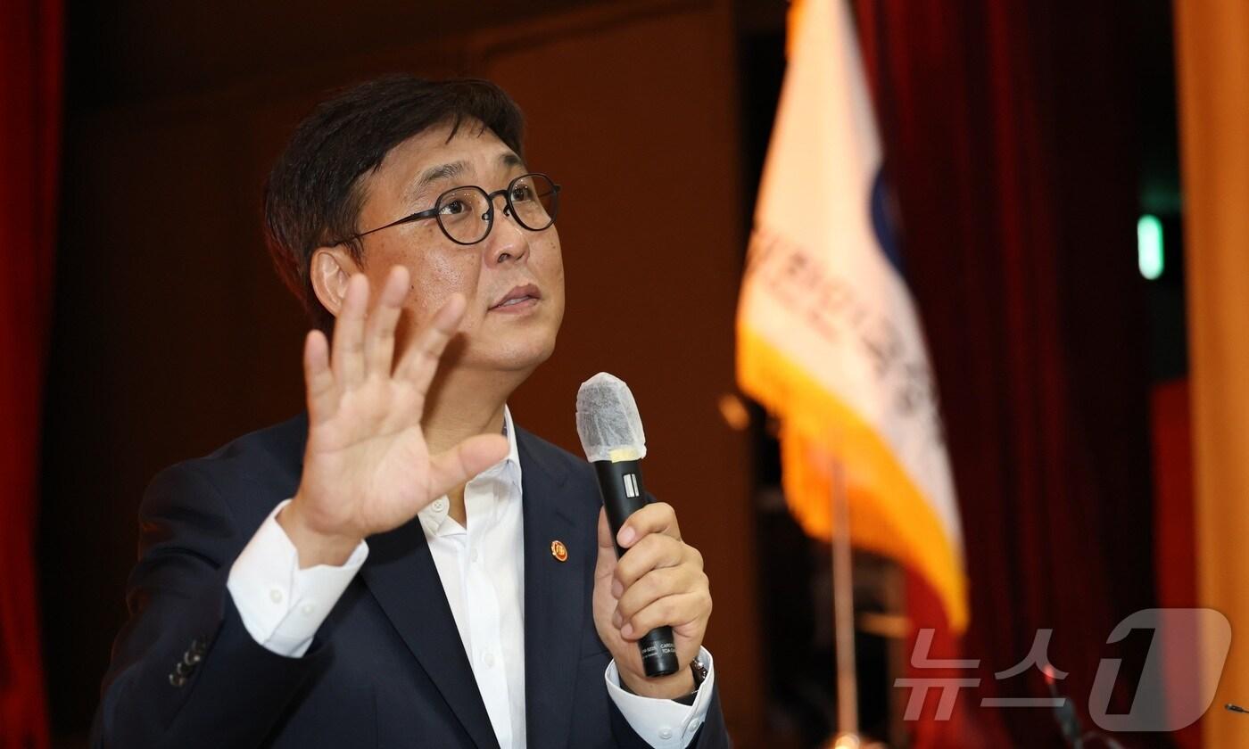 최휘영 신임 문화체육관광부 장관이 31일 오후 정부세종청사에서 열린 취임식 후 마련된 직원들과의 대화에서 질문에 답하고 있다. 2025.7.31/뉴스1 ⓒ News1 김기남 기자