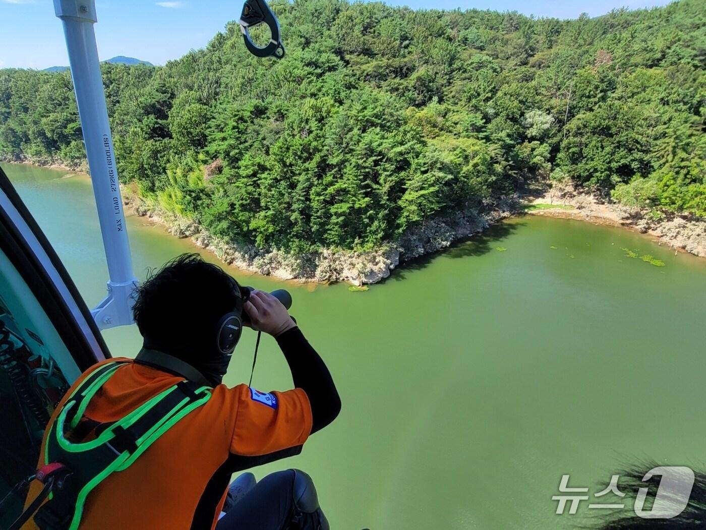 본문 이미지 - 경남소방본부가 31일 산청 실종자를 찾기 위해 진양호 일원을 항공 수색하고 있다&#40;소방 제공. 재판매 및 DB금지&#41;. 2025.7.31