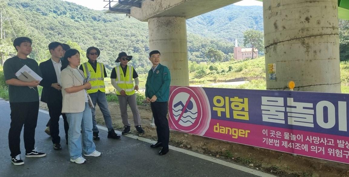 본문 이미지 - 김하균 세종시 행정부시장(오른쪽)이 31일 금남면 용수천 물놀이 장소를 점검하고 있다.  (세종시 제공. 재판매 및 DB 금지)