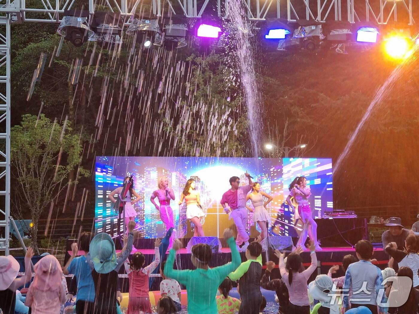 본문 이미지 - 진주 진양호 물빛워터페스티벌 장면&#40;진주시 제공. 재판매 및 DB금지&#41;.