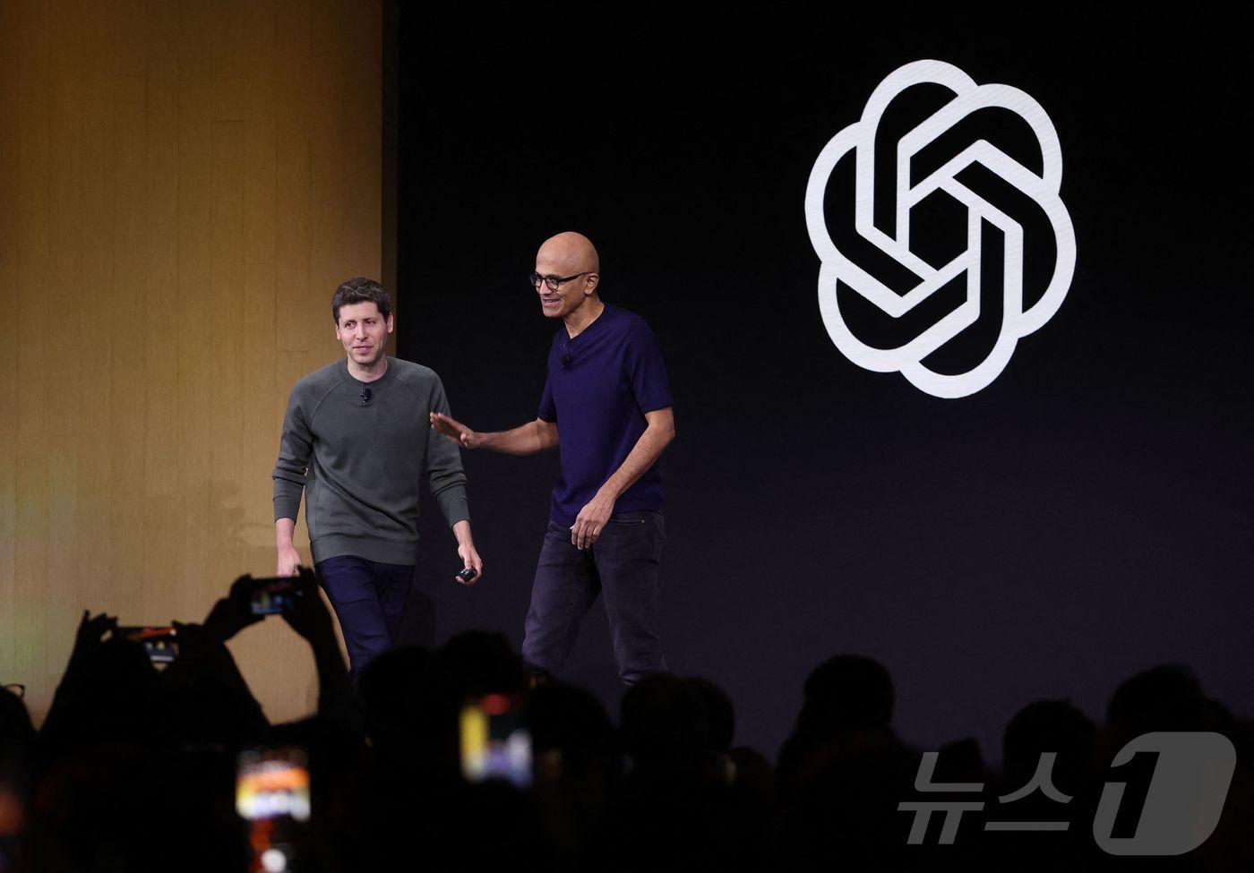 샘 올트먼 오픈AI CEO와 사티아 나델라 마이크로소프트 CEOⓒ AFP=뉴스1